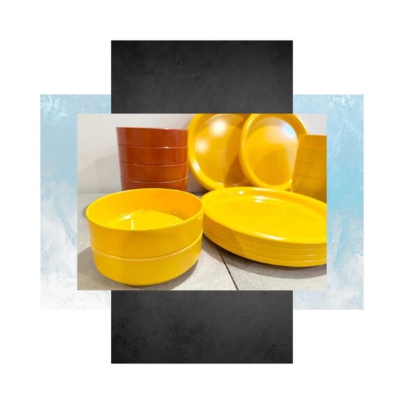 Vintage Ingrid Ltd Chicago Melamine Dinnerware Set - Picture 4 of 9